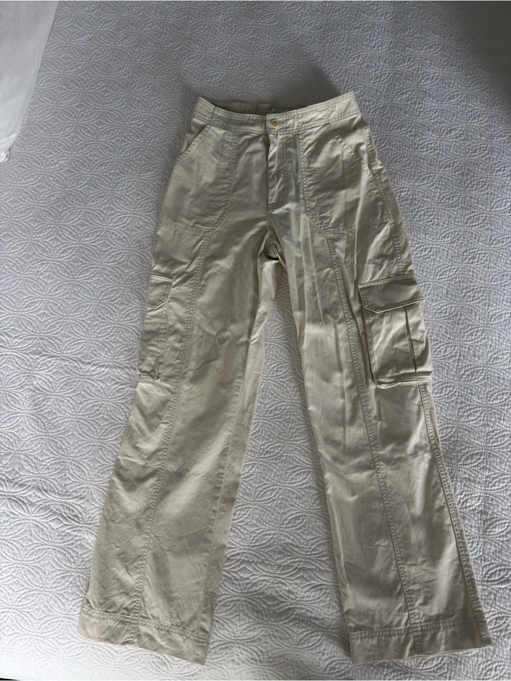 Abercrombie Curve Love Cargo Pants in Ivory/Light Beige - Classic Utility Style